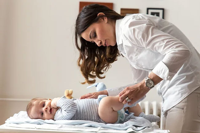 Tã dán dùng như thế nào hãy cùng xem cách thay tã cho bé đơn giản nhất nhé mẹ