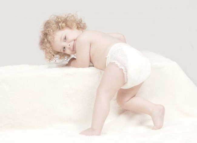Khi bé hoạt động nhiều hơn, mẹ chuyển sang tã quần để thay tã dễ dàng hơn nhé