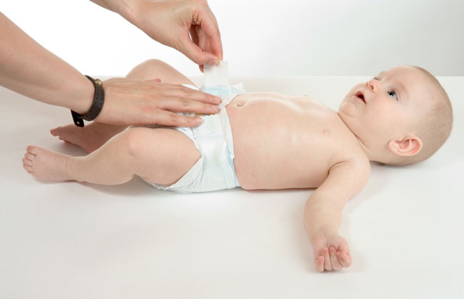 Đặt bé lên mặt phẳng êm ái để thay tã