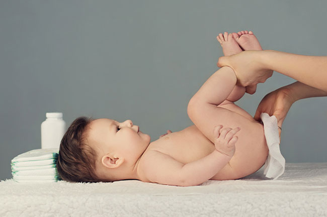 Vệ sinh vùng da mặc tã của con bằng khăn ướt có thành phần dưỡng ẩm và kháng khuẩn cao cấp