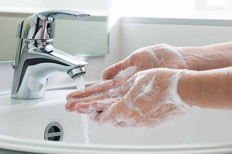 Bố mẹ cần vệ sinh sạch sẽ trước khi thay bỉm cho trẻ