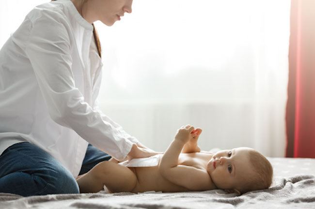 Vệ sinh sạch sẽ vùng da mặc tã cho bé là điều cần thiết